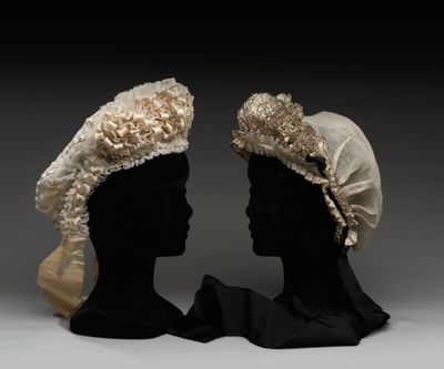 deux têtes de mannequins coiffées, exposées sur un fond gris