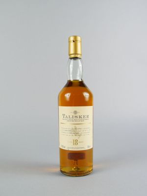 une bouteille de whisky posée sur une surface blanche