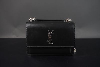 le sac « Saint Laurent Mono » en cuir noir avec des finitions argentées