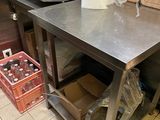 une table en métal sur laquelle sont posés tout un tas d'objets
