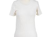 un t-shirt blanc sur un mannequin, devant un fond blanc