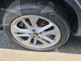 un gros plan sur un pneu d'une voiture noire
