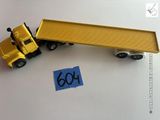 un camion miniature avec un numéro sur le côté