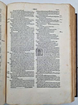 un livre ouvert posé sur une table, sur fond blanc