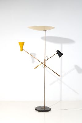 l'image d'une lampe posée sur une table