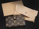 Portefeuille Louis Vuitton en cuir marron avec des finitions dorées
