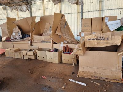 une pile de boîtes posées sur le sol