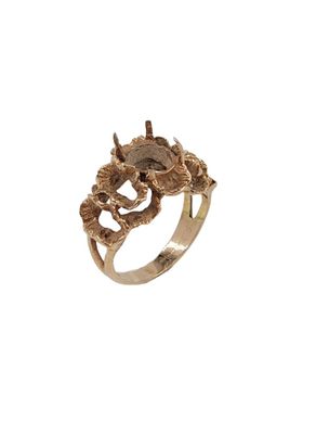 un gros plan d'une bague en or ornée d'un dragon