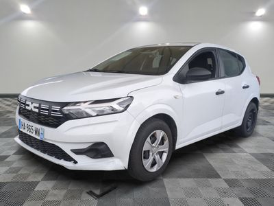 la voiture blanche est garée dans une pièce au sol en damier