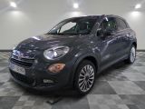 Le SUV Fiat gris est garé dans une grande pièce.