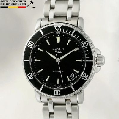 une image d'un gros plan d'une montre-bracelet sur un fond blanc