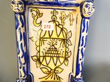 un vase bleu et blanc orné d'une image d'oiseau