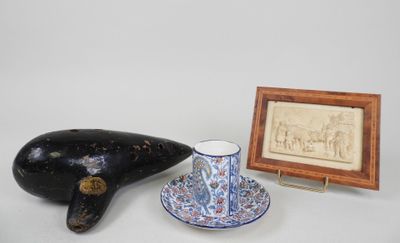 Lot comprenant : - Plaque de calcaire sculptée à décor d'une…