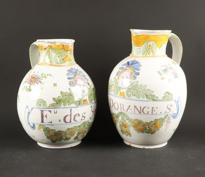 deux vases blancs ornés de motifs jaunes et verts sur un fond noir