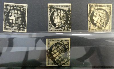 quatre timbres exposés dans une vitrine