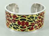 un gros plan sur un bracelet orné d'un motif léopard