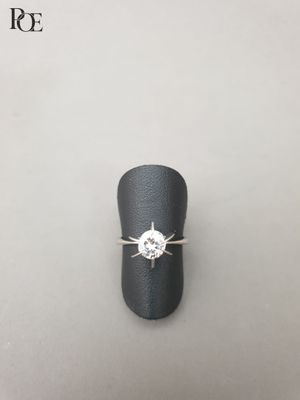 Bague en or gris 18k (750‰) ornée d'un diamant d'environ 0.6…
