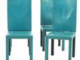 une paire de chaises de salle à manger en cuir turquoise avec des pieds noirs