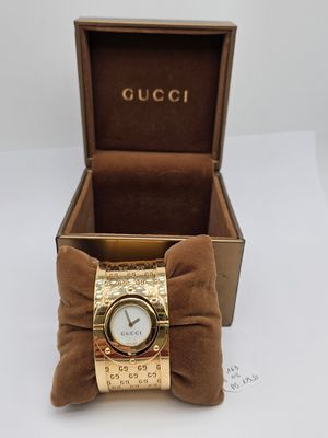 montre Gucci dans un coffret orné d'un nœud papillon