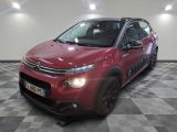 la citrole rouge est garee sur un carrelage en damier