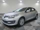 la voiture argentée est garée sur un sol en damier dans le garage