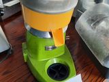 une centrifugeuse verte et jaune posée sur une table