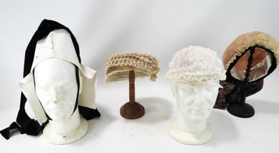 trois chapeaux sont posés sur la tête d'un mannequin