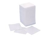 une pile de serviettes blanches empilées les unes sur les autres