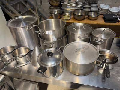 de nombreuses casseroles et poêles sur la table de la cuisine