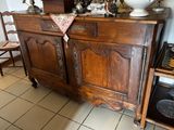une armoire en bois sur laquelle est posé un vase