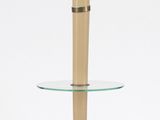 un gros plan d'une lampe de table surmontée d'une étagère en verre
