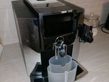 une machine à café posée sur un comptoir