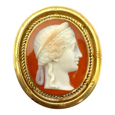 On y voit le profil d'une femme dans un cadre doré