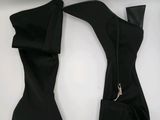 Ces bottes sont noires et comportent une fermeture éclair sur le côté.