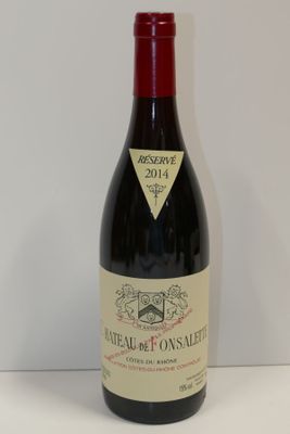 la bouteille de vin est posée sur la table, prête à être consommée