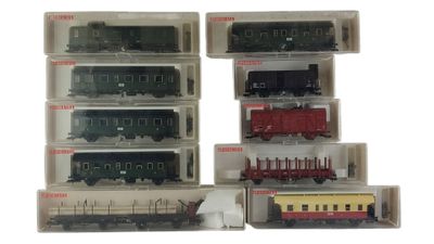 beaucoup de petits trains qui sont dans une boîte