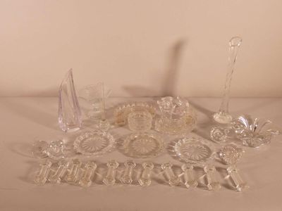 une table sur laquelle se trouvent de nombreux objets en verre