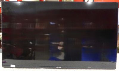 La télévision à écran plat est posée sur la table dans le magasin.