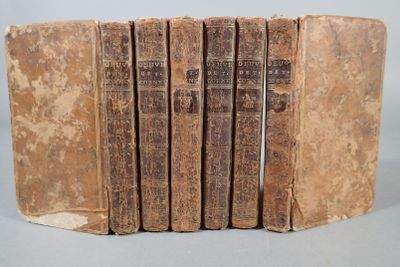 six vieux livres empilés les uns sur les autres sur une table
