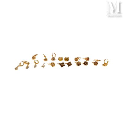 un gros plan sur un ensemble de boucles d'oreilles posées sur une surface blanche