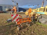 un tracteur qui est garé dans l'herbe