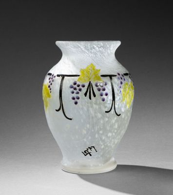un vase en verre orné d'un motif posé sur une table