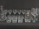 beaucoup de verres à vin et une carafe sur la table