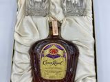 une photo d'une bouteille de Crown Royal à côté de deux verres