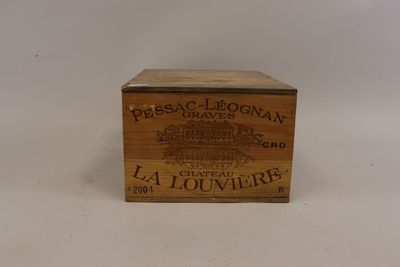 une boîte en bois portant une étiquette, posée sur une surface blanche