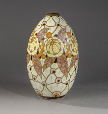 vase en forme d'œuf, orné de fleurs et de feuilles peintes