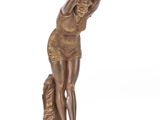 figurine en bronze représentant une femme tenant un oiseau sur un rocher