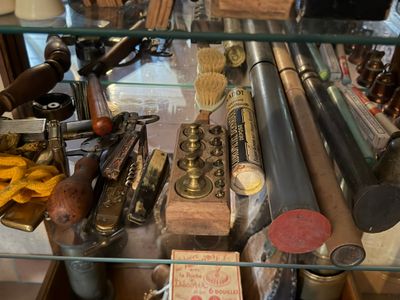 une vitrine remplie de différentes sortes de battes de baseball