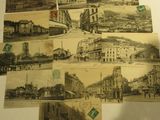 de nombreuses photos de bâtiments anciens exposées dans une vitrine