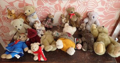beaucoup de peluches posées sur une table